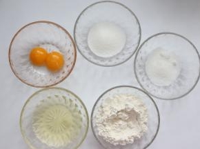 提前把手指饼干的材料准备好