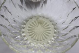 蛋清蛋黄分离，装在无油无水的打蛋盆里