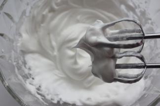 先打发蛋清，细砂糖分三次加入低速打发，至出现尖勾的干性发泡状态