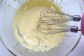 蛋黄加入细砂糖，打发到发白浓稠状，纹路不容易消失的状态，烤箱170度上下火预热10分钟