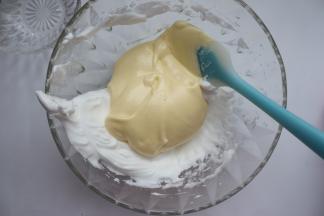 先用手动打蛋器检查蛋白状态，如果状态跟之前没有变化就可以用，如果有变得粗糙点，就需用手动打蛋器把蛋清抽打到均匀细腻状，再弄1/3蛋白霜与蛋黄糊混合均匀，再倒回蛋白霜里从下至上翻拌均匀