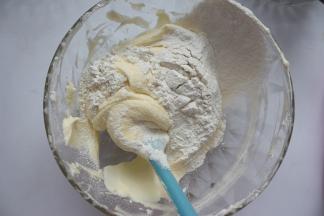 筛入低筋面粉，从下至上翻拌均匀，只要没有面粉颗粒就可以了，不要过度搅拌，这时面糊不会特别光滑