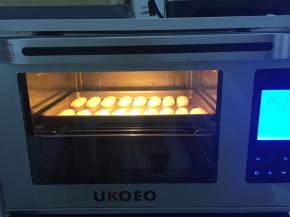 放入烤箱中层170度烤20分钟左右