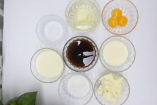 现在开始做提拉米苏部分，准备好提拉米苏的材料，吉利丁泡冷水至软化