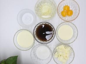 现在开始做提拉米苏部分，准备好提拉米苏的材料，吉利丁泡冷水至软化