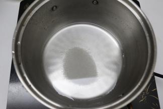 一部分细砂糖加水中小火煮沸，我用的是电磁炉