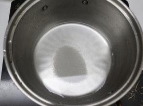 一部分细砂糖加水中小火煮沸，我用的是电磁炉
