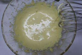 利用煮糖水的时间，先打发蛋黄，加入剩下的细砂糖把蛋黄打至变白