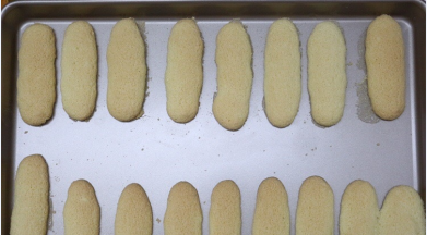 烤制表面金黄色就可以出炉喽，冷却后再脱模