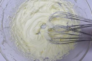 用打蛋器把淡奶加奶油奶酪打至顺滑