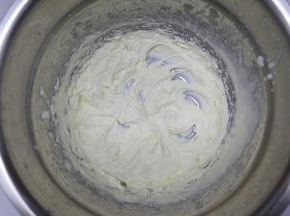 淡奶油打发至出现纹路就行，