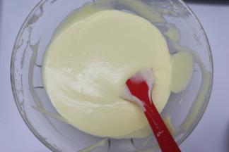 蛋黄糊倒一半进奶油奶酪里混合均匀，翻拌直到没有颗粒，再把芝士糊倒入剩余的蛋黄糊中翻拌均匀