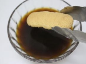 把黑咖啡和朗姆酒拌匀，手指饼干在混合好的咖啡液里滚一下备用