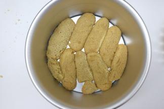 ，放入六寸活底模具里，第一层要铺满