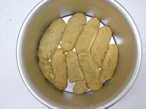 ，放入六寸活底模具里，第一层要铺满