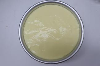 然后再倒入芝士糊，重复两次这个顺序提拉米苏糊就做好了，放入冰箱冷藏