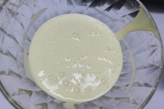 煮沸的糖水加入蛋黄糊继续打发，打发至膨胀发白，浓稠出现纹路并且没有感觉到明显温度就可以了