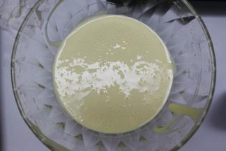 隔水融化吉利丁片，吉利丁倒入蛋黄糊搅拌均匀