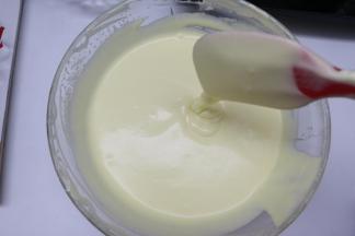 再把淡奶油倒入芝士糊里搅拌均匀就好