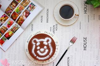 冷藏好的提拉米苏用吹风机边缘吹几下就可以脱模了，然后均匀撒上可可粉，再用撒上防潮糖粉装饰，这样提拉米苏就完全做好了