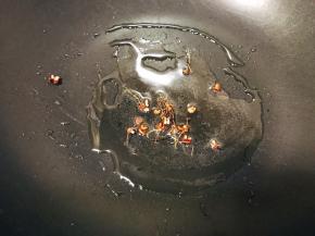 另起一锅 煸炒花椒粒