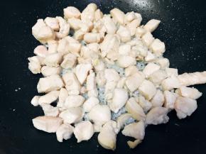 鸡丁炒到变白后盛出备用