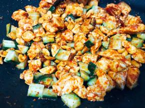 放入黄瓜和果仁
撒入碗汁：盐 鸡精 料酒 酱油 糖 醋 水淀粉
快速煸炒 裹匀 关火