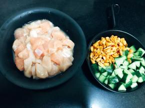 鸡胸肉切丁
用料酒 白胡椒 盐 鸡精 淀粉抓匀 腌一会