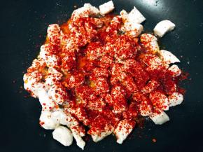 放入刚刚的鸡丁 撒辣椒粉 