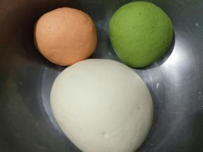 4g酵母倒入水中，然后倒入成300g面粉的盘中，搅拌均匀，和成光滑的面团。然后用同样方法芹菜汁加一克酵母加100克面粉，胡萝卜汁加一克酵母加100克面粉，和成光滑的面团