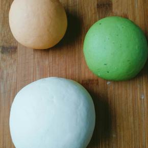 分别放入三个盆中，密封发酵到1.5-2倍大，然后重新排气揉匀