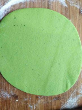 绿色面团擀开大约五六毫米厚