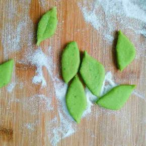 用剪刀剪成树叶的形状(这个手残党也不怕，剪的不好看等发酵了做成馒头就好看了)