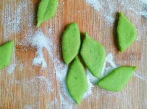 用剪刀剪成树叶的形状(这个手残党也不怕，剪的不好看等发酵了做成馒头就好看了)