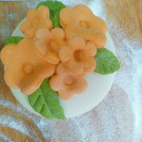 然后同样办法沾几朵小一点的花，把它打扮的更美丽一些，花多中心用筷子摁下去。这样即能让花朵沾的更结实，又有了花芯。一个花馍完成了