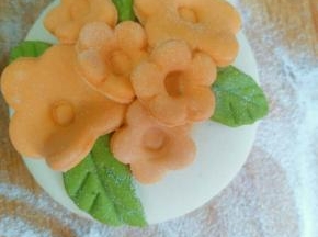 然后同样办法沾几朵小一点的花，把它打扮的更美丽一些，花多中心用筷子摁下去。这样即能让花朵沾的更结实，又有了花芯。一个花馍完成了