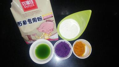 准备蒸熟的南瓜泥和紫薯泥，菠菜淖水打汁备用。