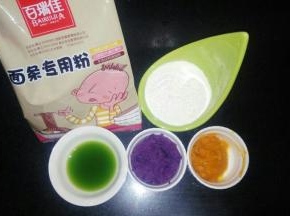准备蒸熟的南瓜泥和紫薯泥，菠菜淖水打汁备用。