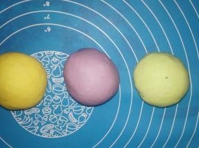 分别加蔬菜汁或者蔬菜泥和水揉成光滑的面团。盖上保鲜膜醒30分钟。