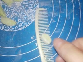 准备一把厨房专用的梳子，取一块小面团，放在图中位置。