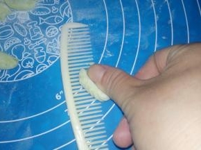 用拇指用力往斜上方推出去。