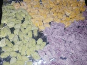 依次做好所有的。撒干面粉防沾。