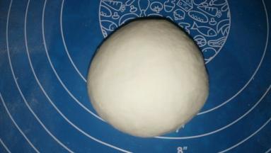 面粉加清水揉成光滑的面团。盖上保鲜膜醒30分钟。
