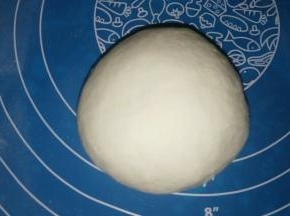 面粉加清水揉成光滑的面团。盖上保鲜膜醒30分钟。