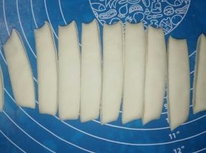 醒好，擀长，切小段。