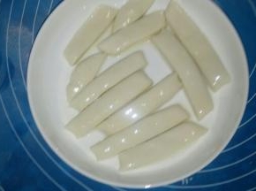 在面块上均匀抹上玉米油。盖上保鲜膜，冰箱冷藏醒一夜。白天做常温醒1小时。