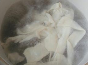 锅中烧水，水开，放入面条煮熟。