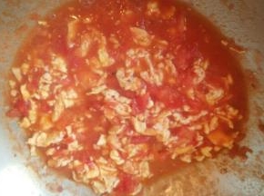 两个番茄，两个鸡蛋，炒成番茄鸡蛋。