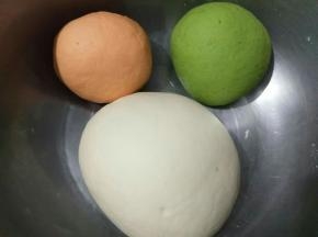100克水中3克酵母混合在一起倒入200克面粉中，和成光滑的面团。另外芹菜汁和胡萝卜汁分别和1克酵母搅拌均匀，然后倒入80克面粉中，揉面到光滑