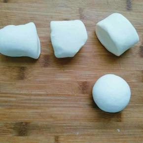 揉好的白色面团按自己喜欢的大小分成小剂子，我分成了四个